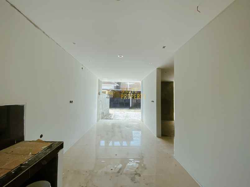 rumah cantik carpot muat 2 mobil di kalasan sleman