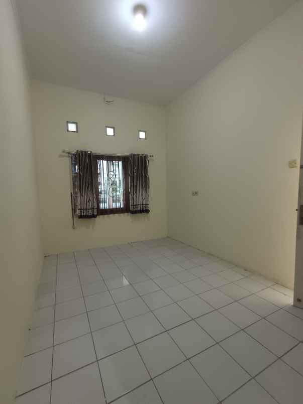 rumah dalam perumahan utara terminal condong catur