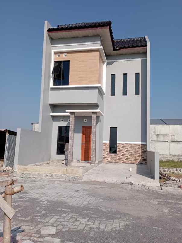 rumah dua lantai di jl ovensari balepadi baki