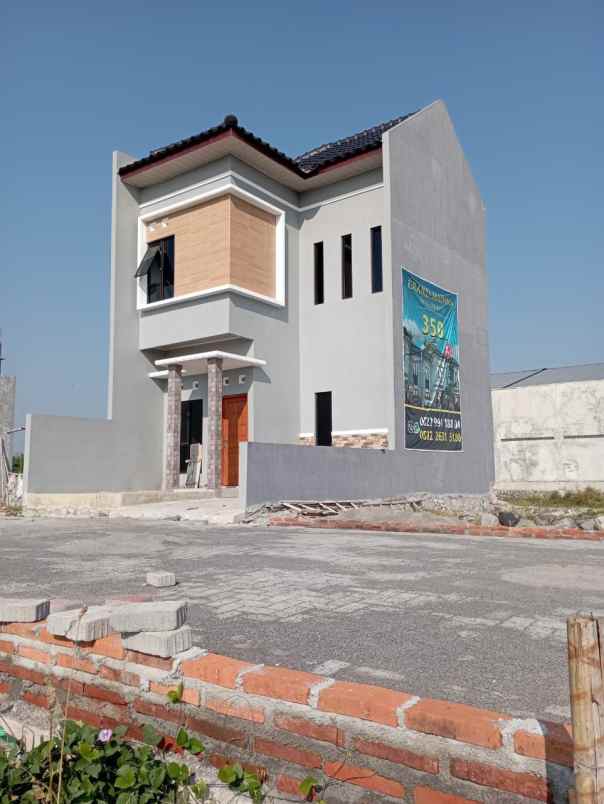 rumah dua lantai di jl ovensari balepadi baki