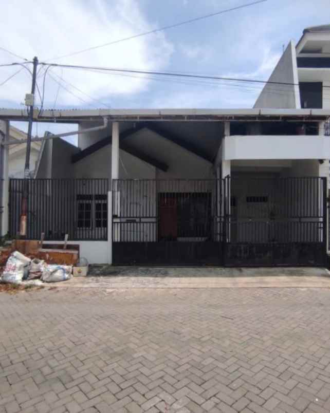 rumah klampis semolo timur strategis