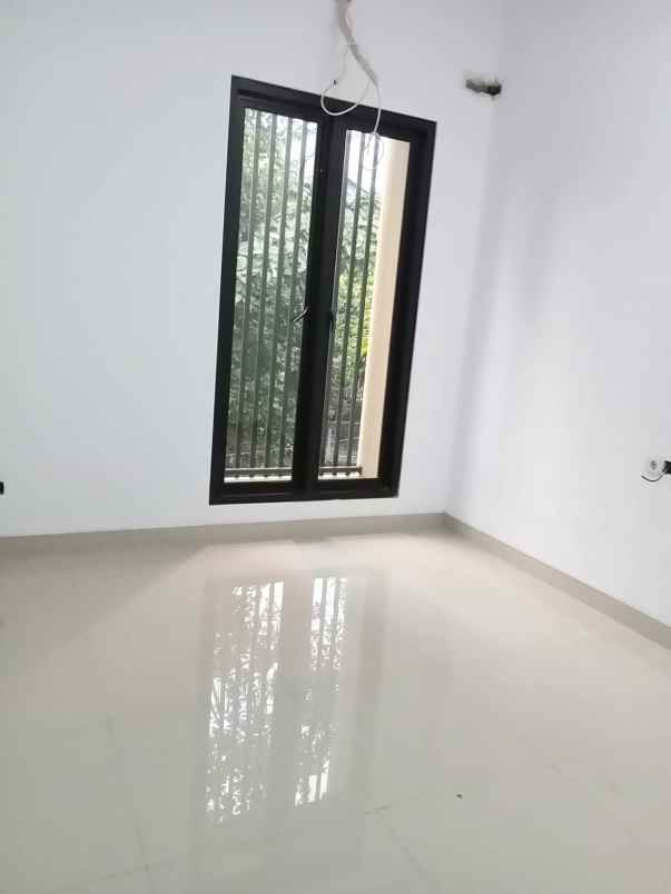 rumah komplek besar lebak bulus 150m ke mrt tol