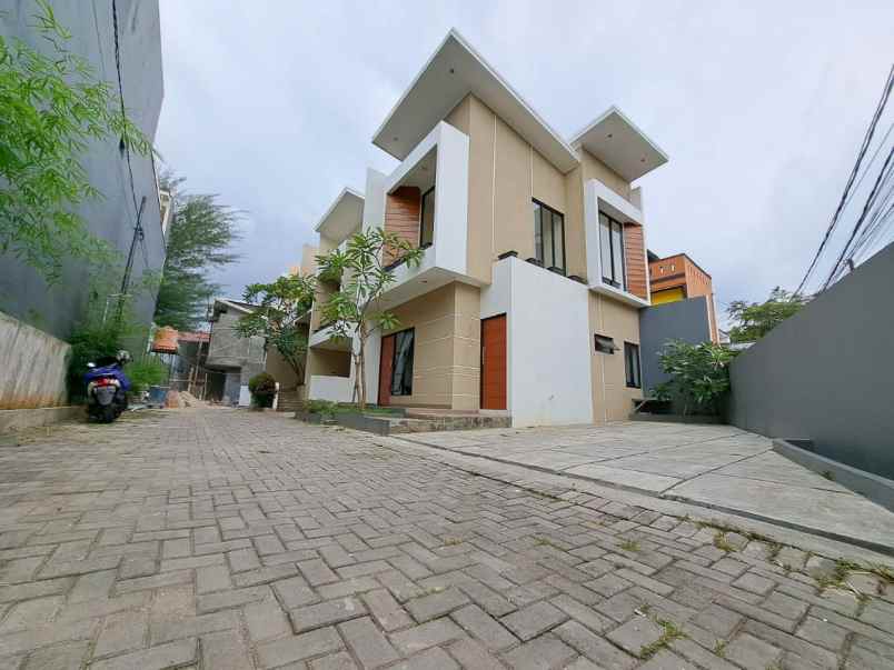 rumah mewah condet akses mobil shm