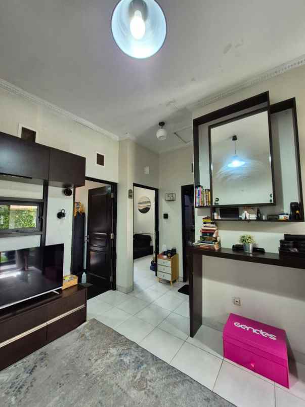 rumah minimalis komplek ciwaruga ada taman belakang