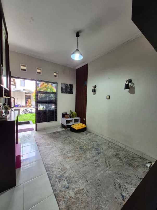 rumah minimalis komplek ciwaruga ada taman belakang