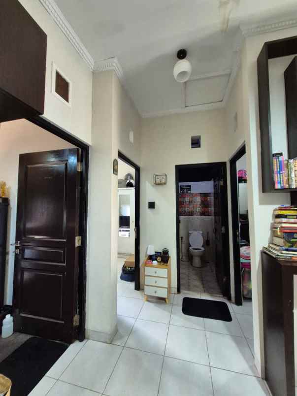 rumah minimalis komplek ciwaruga ada taman belakang