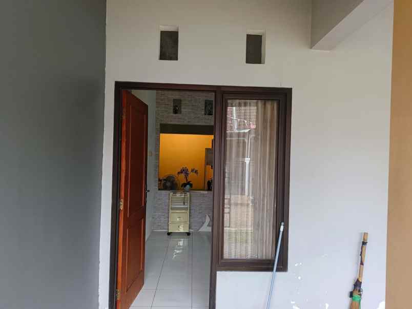 rumah second terawat di sawangan permai depok
