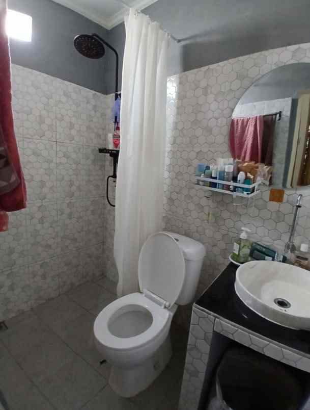 rumah second terawat strategis di mampang depok