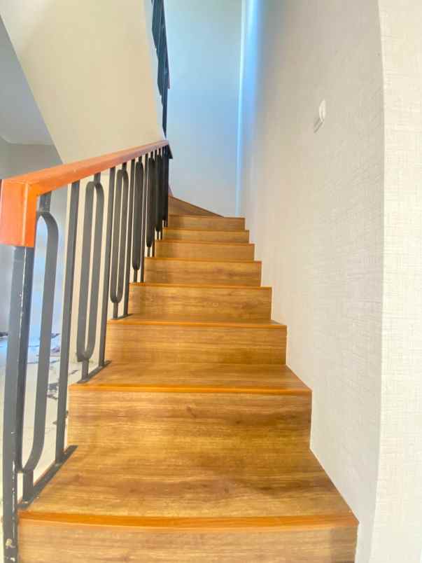 rumah siap huni 2 lantai di pamulang tangsel