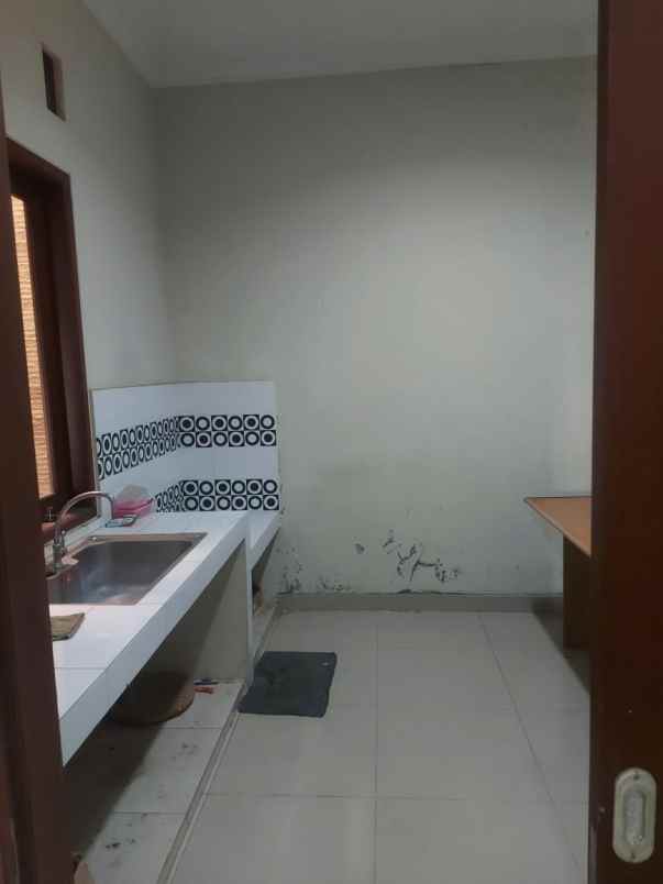 rumah strategis dekat sekolah pusat belanja siap huni