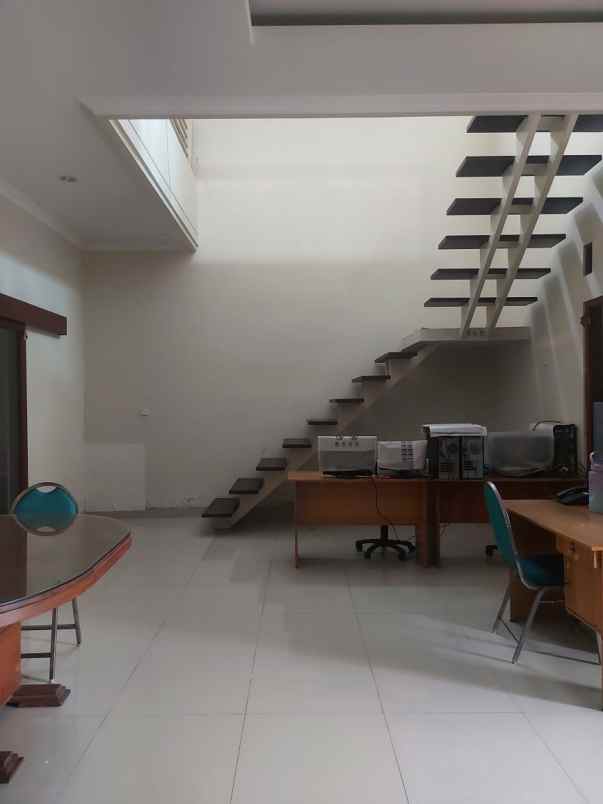 rumah strategis dekat sekolah pusat belanja siap huni