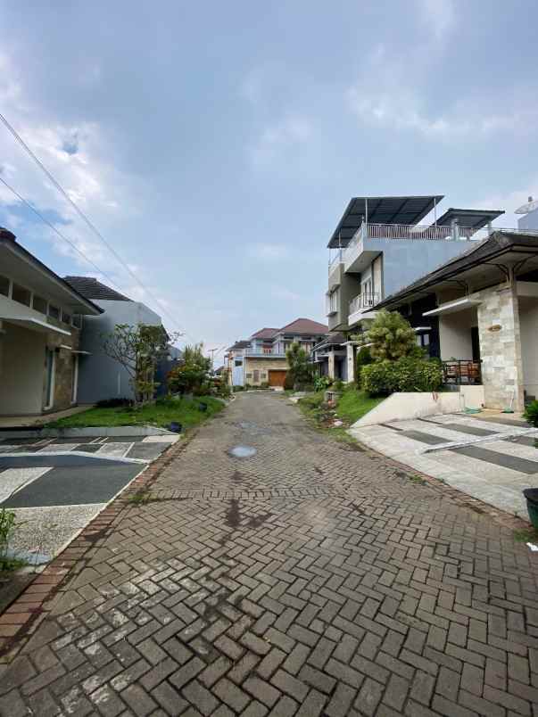 rumah villa murah 2 lantai edisi bu di kota batu