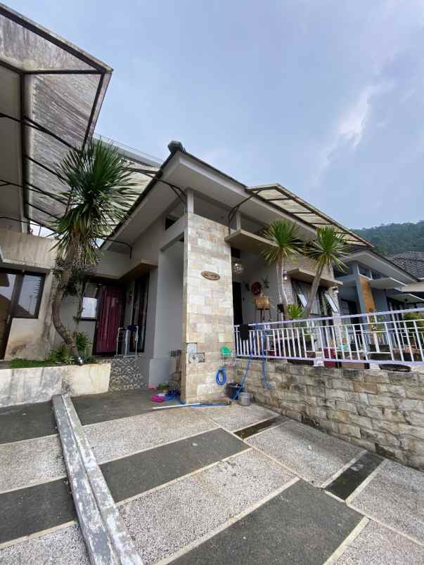 rumah villa murah 2 lantai edisi bu di kota batu