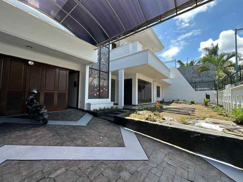 sewa rumah di perum darmo harapan regency surabaya