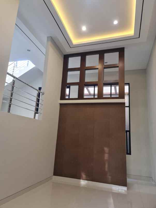 dijual rumah araya