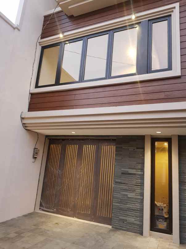 dijual rumah araya
