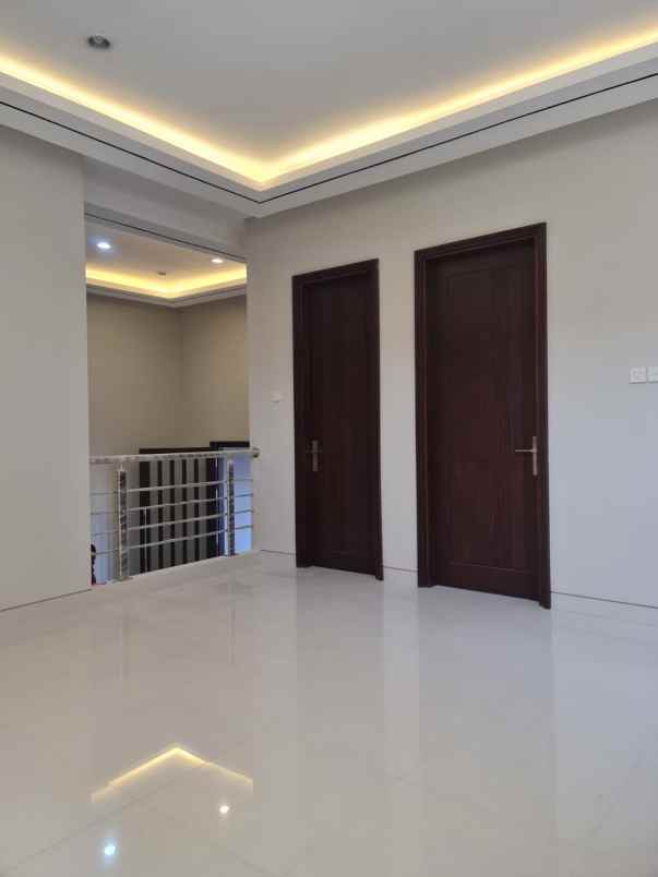 dijual rumah araya