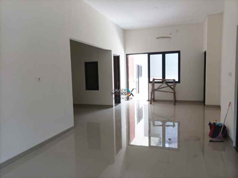 dijual rumah baru gress siap huni manyar tirtomoyo