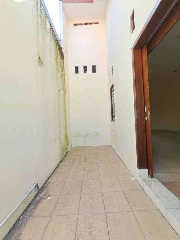 dijual rumah beji timur