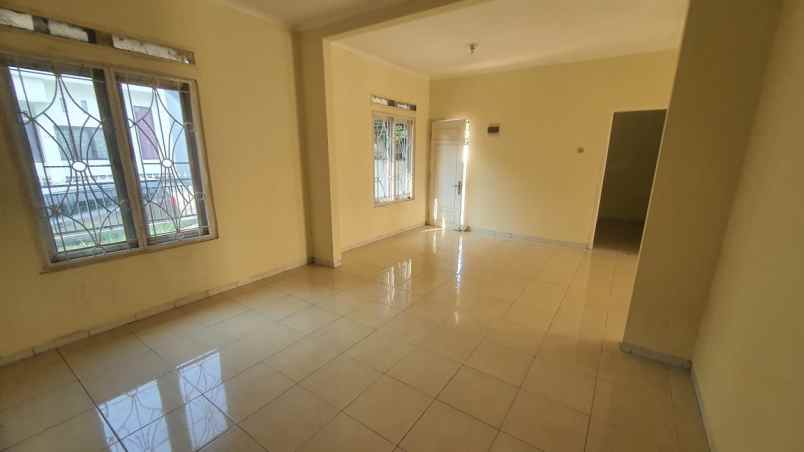 dijual rumah dgn tanah luas harga murah