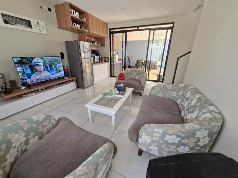 dijual rumah di kota baru parahyangan