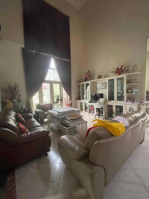 dijual rumah graha family wiyung
