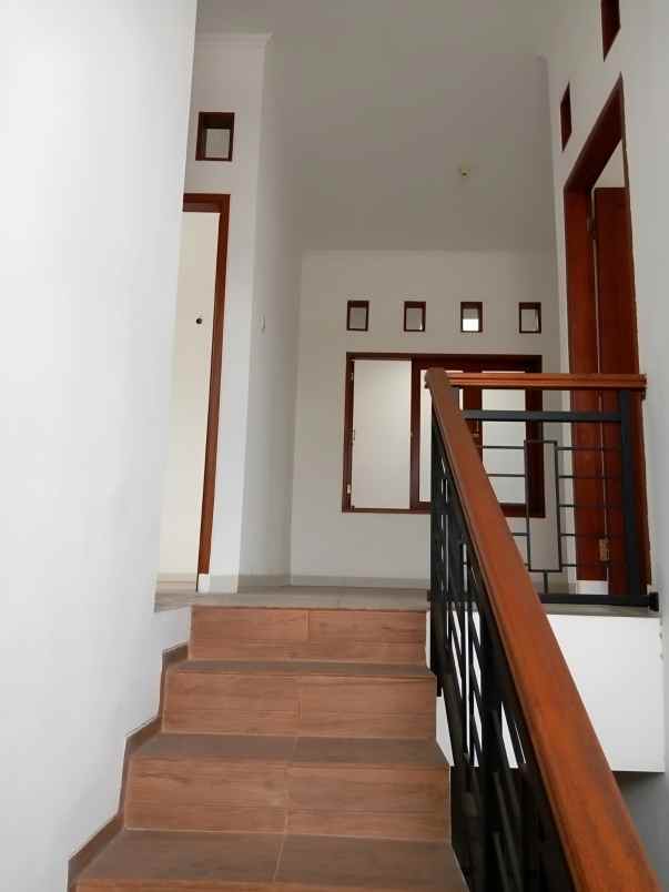 dijual rumah gunung raya cirendeu