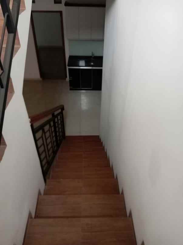 dijual rumah gunung raya cirendeu