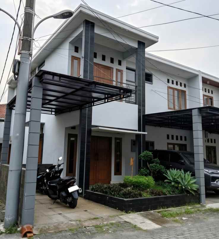 dijual rumah gunung raya cirendeu