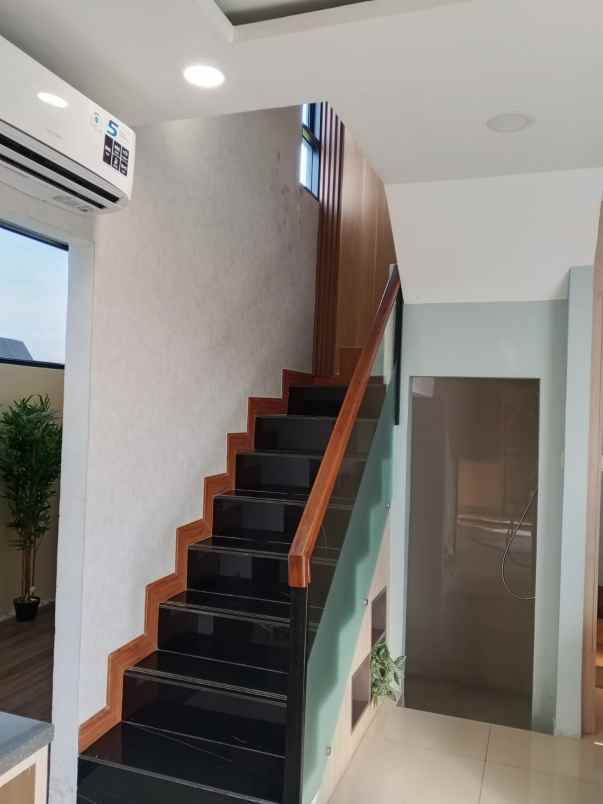 dijual rumah jalan belouvard cinity