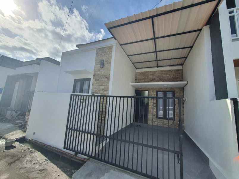 dijual rumah jalan gn soputan