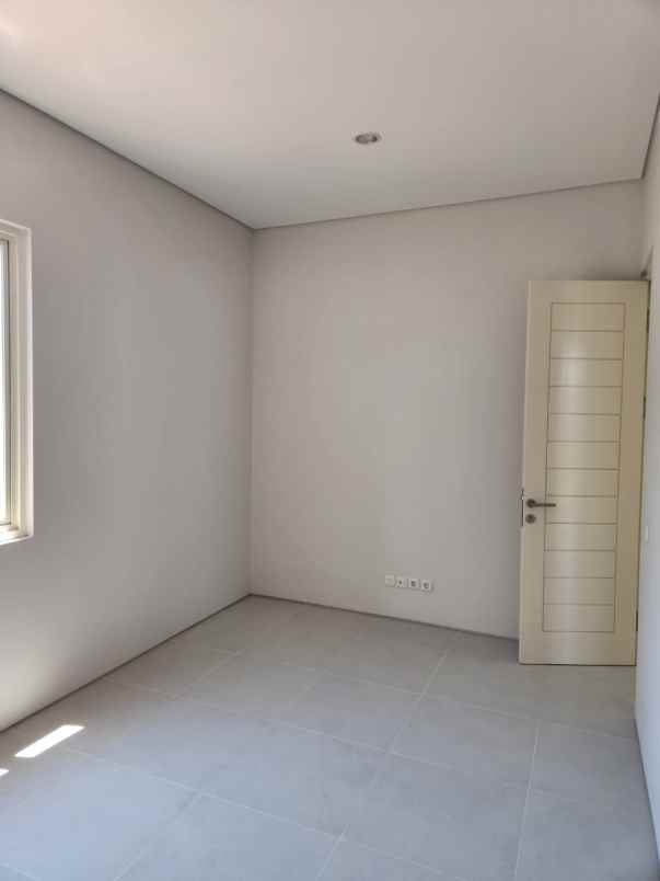 dijual rumah jalan wiyung praja