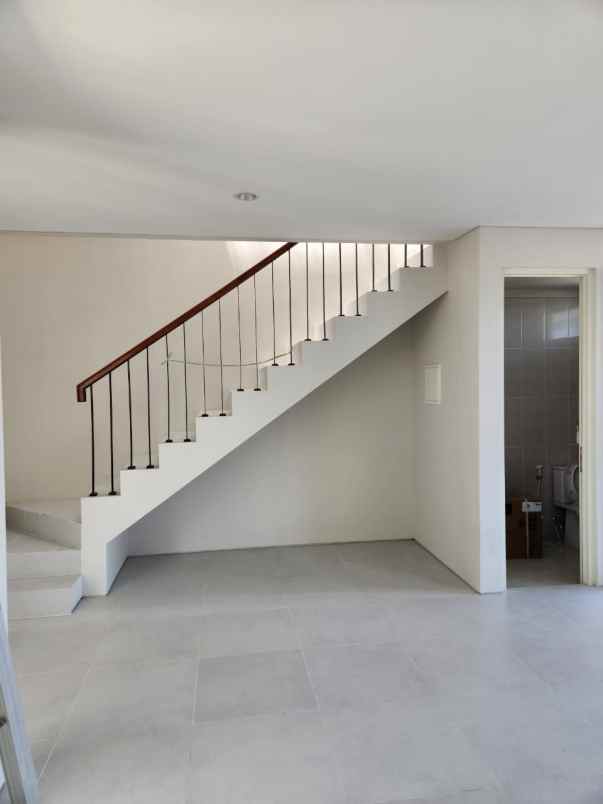 dijual rumah jalan wiyung praja