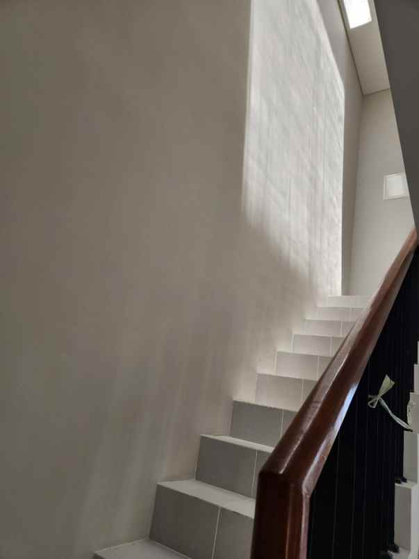 dijual rumah jalan wiyung praja