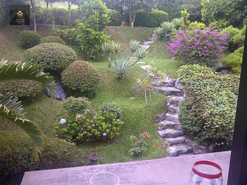 dijual rumah jl dago resort