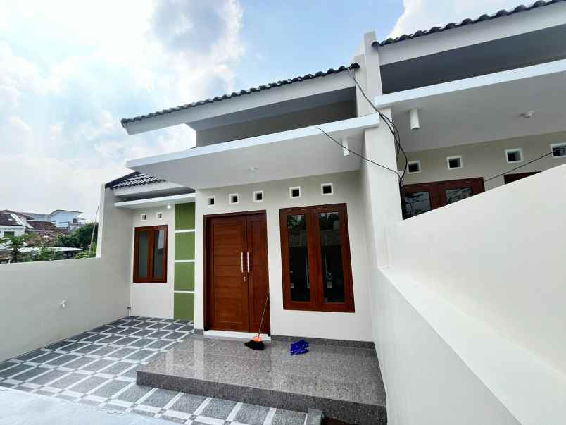 dijual rumah jl gito gati