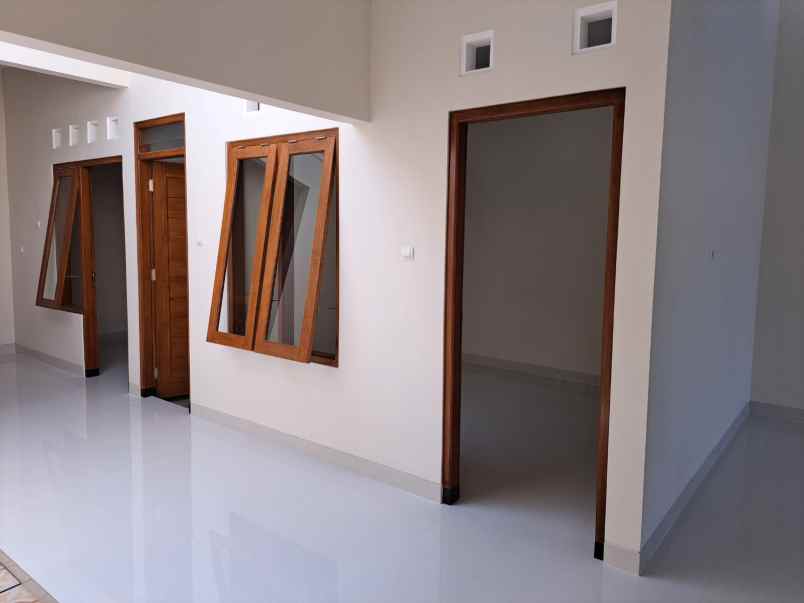 dijual rumah jl gito gati