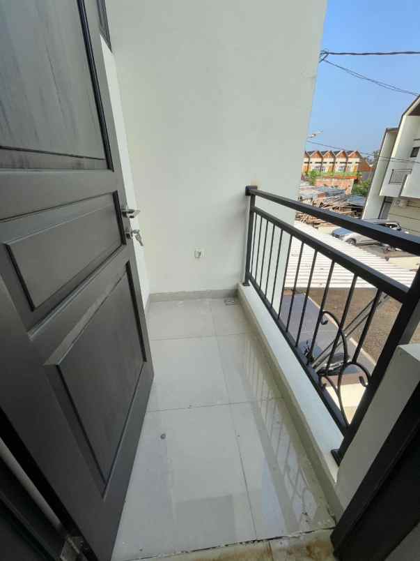 dijual rumah jl parakan pondok benda