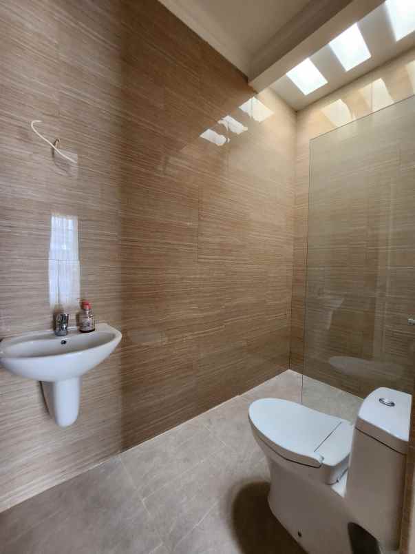 dijual rumah jl raya komplek cempaka