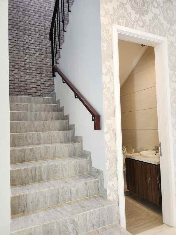 dijual rumah jl raya komplek cempaka