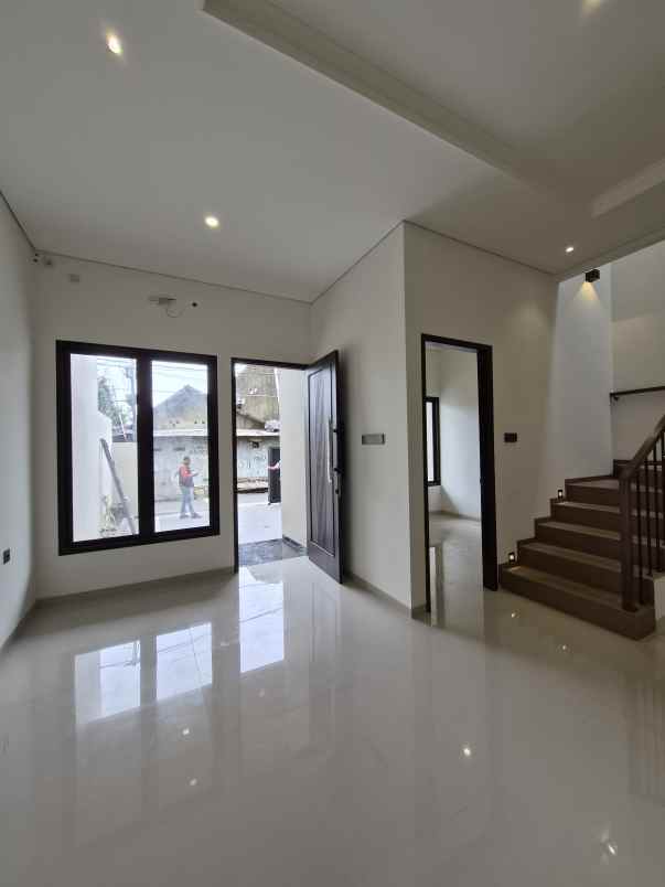 dijual rumah jl raya komplek rawamangun