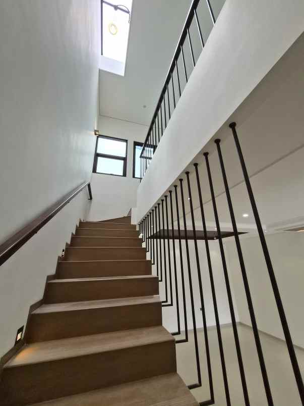 dijual rumah jl raya komplek rawamangun