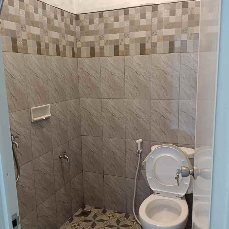 dijual rumah jl serua raya bojongsari