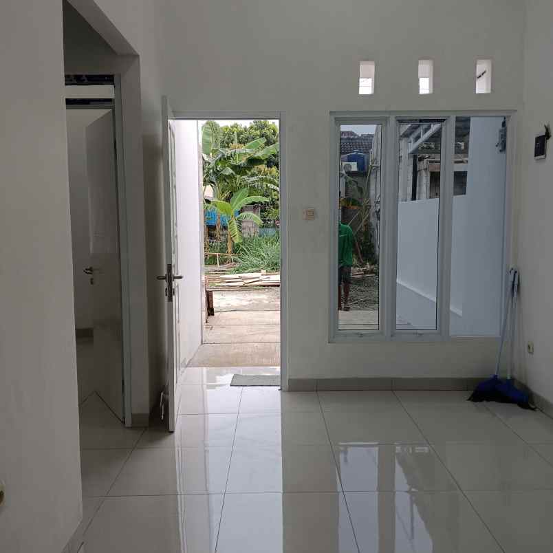 dijual rumah jl serua raya bojongsari