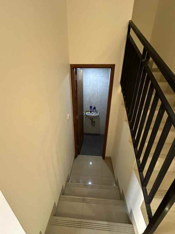 dijual rumah kelapa lilin kelapa gading