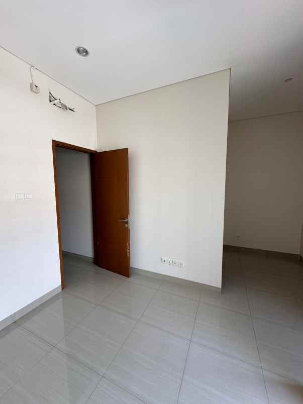 dijual rumah kelapa lilin kelapa gading