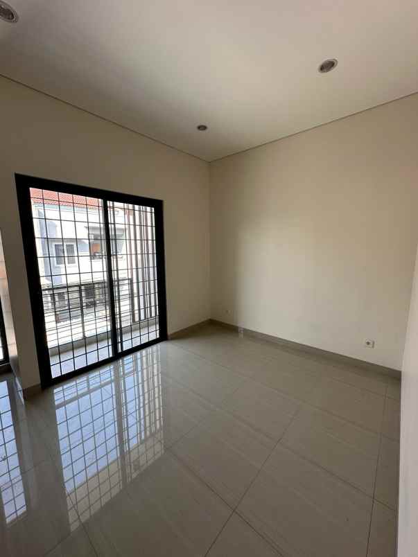 dijual rumah kelapa lilin kelapa gading