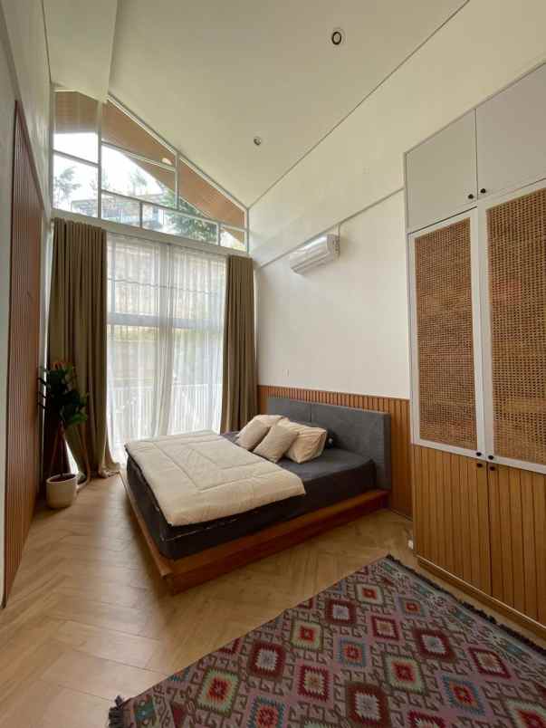 dijual rumah komplek elite dago resort