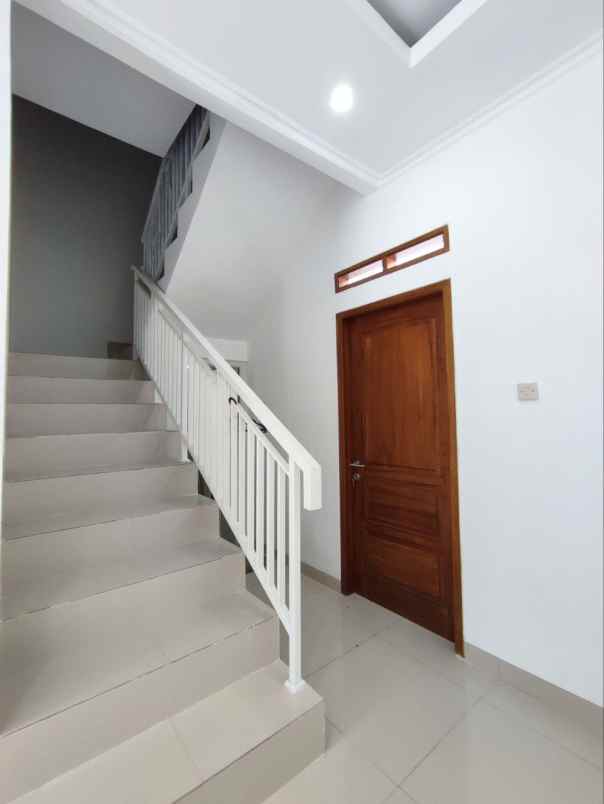 dijual rumah lokasi strategis dp 0 free