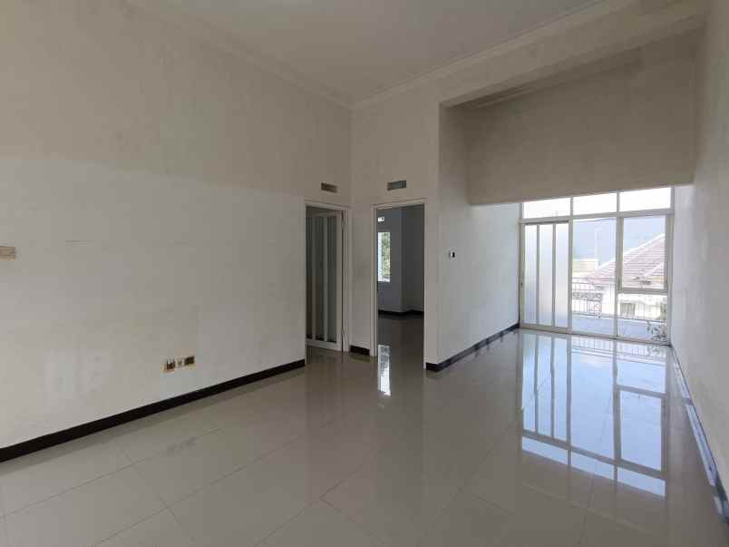 dijual rumah lokasi villa bukit tidar kota malang